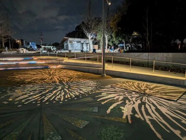 江戸川の花火をイメージした舗装と照明
