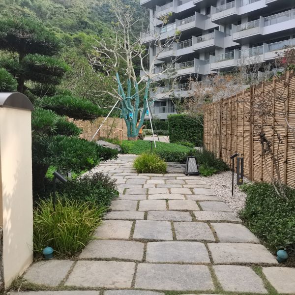 建築排気口を御簾垣で遮蔽し露地空間を構成