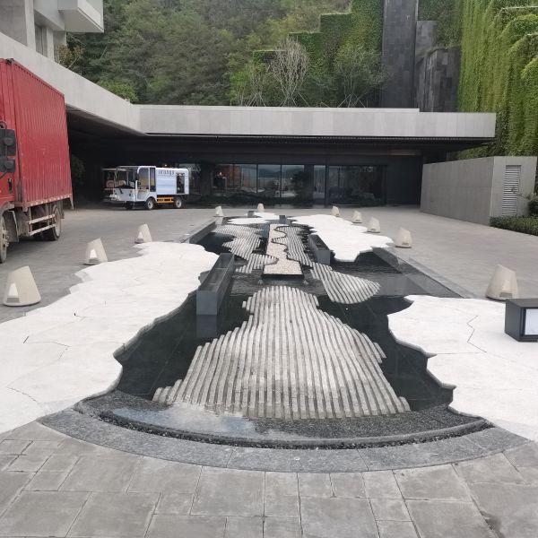 2Fホテルエントランス前車回しの水盤には新たに雲を造形