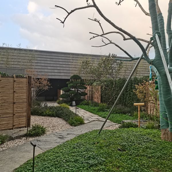  折れ曲がりの園路で奥行き感を演出