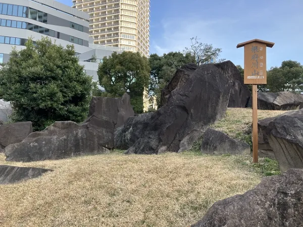 大石を扱った築山の石組