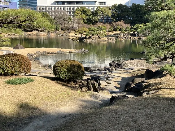 屋敷跡から庭園中心部を見る