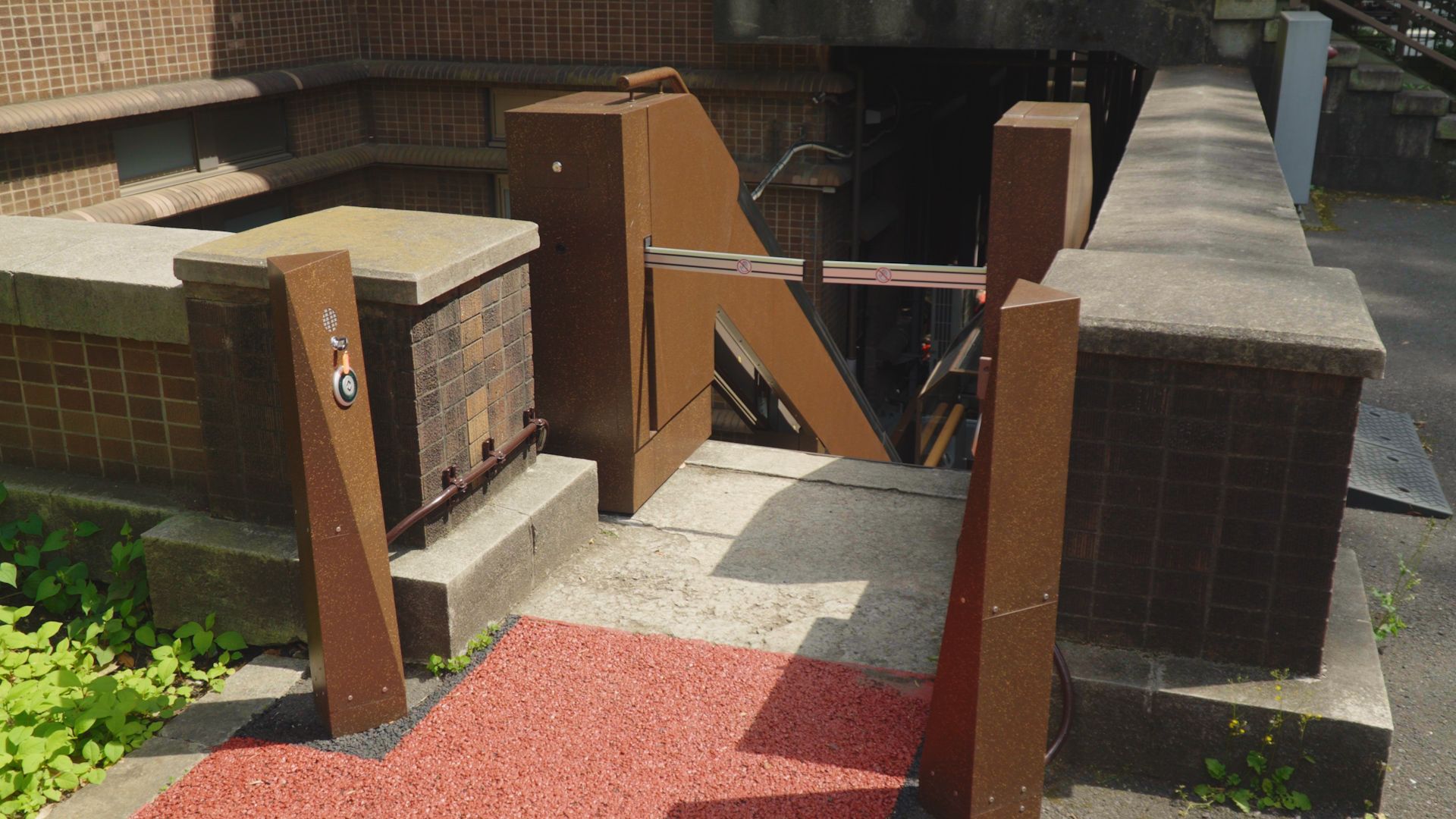 車いすユーザー自身が操作して安全に昇降できる「階段昇降装置 ＩＫＯＯ」