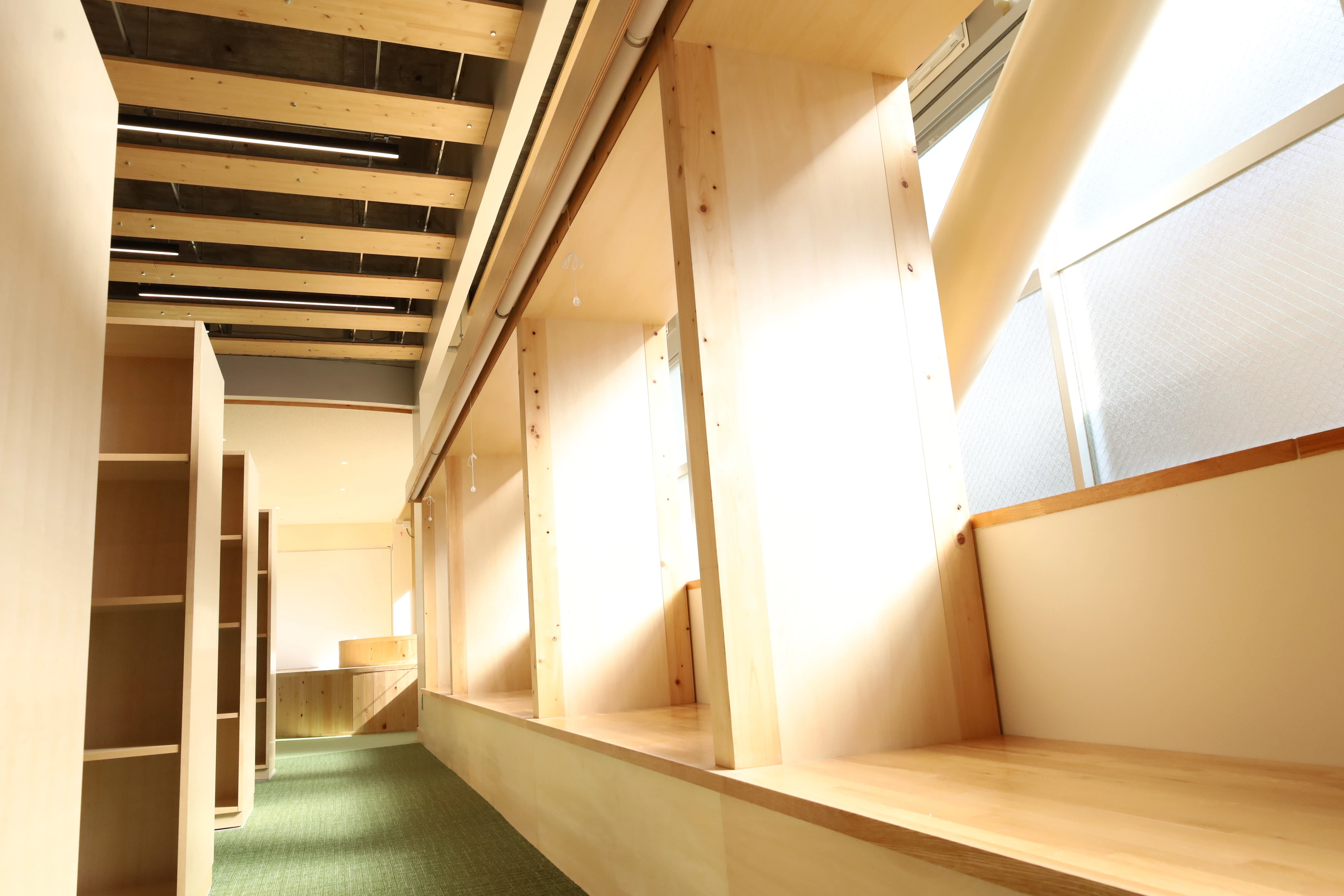 なごのヒロバに設置された木製の『おこもりスペース』