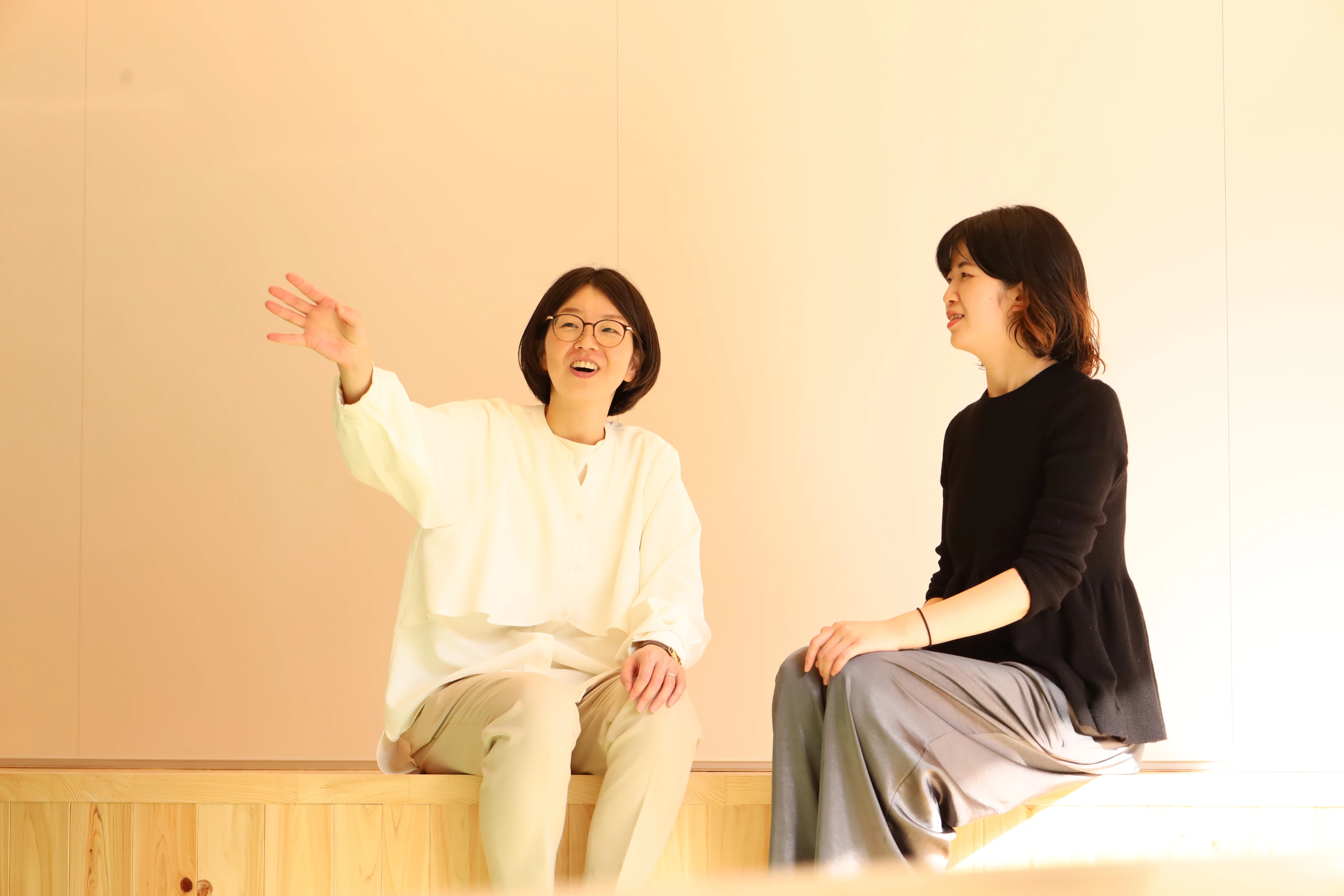 インタビューに応じる建築士の上野氏の様子