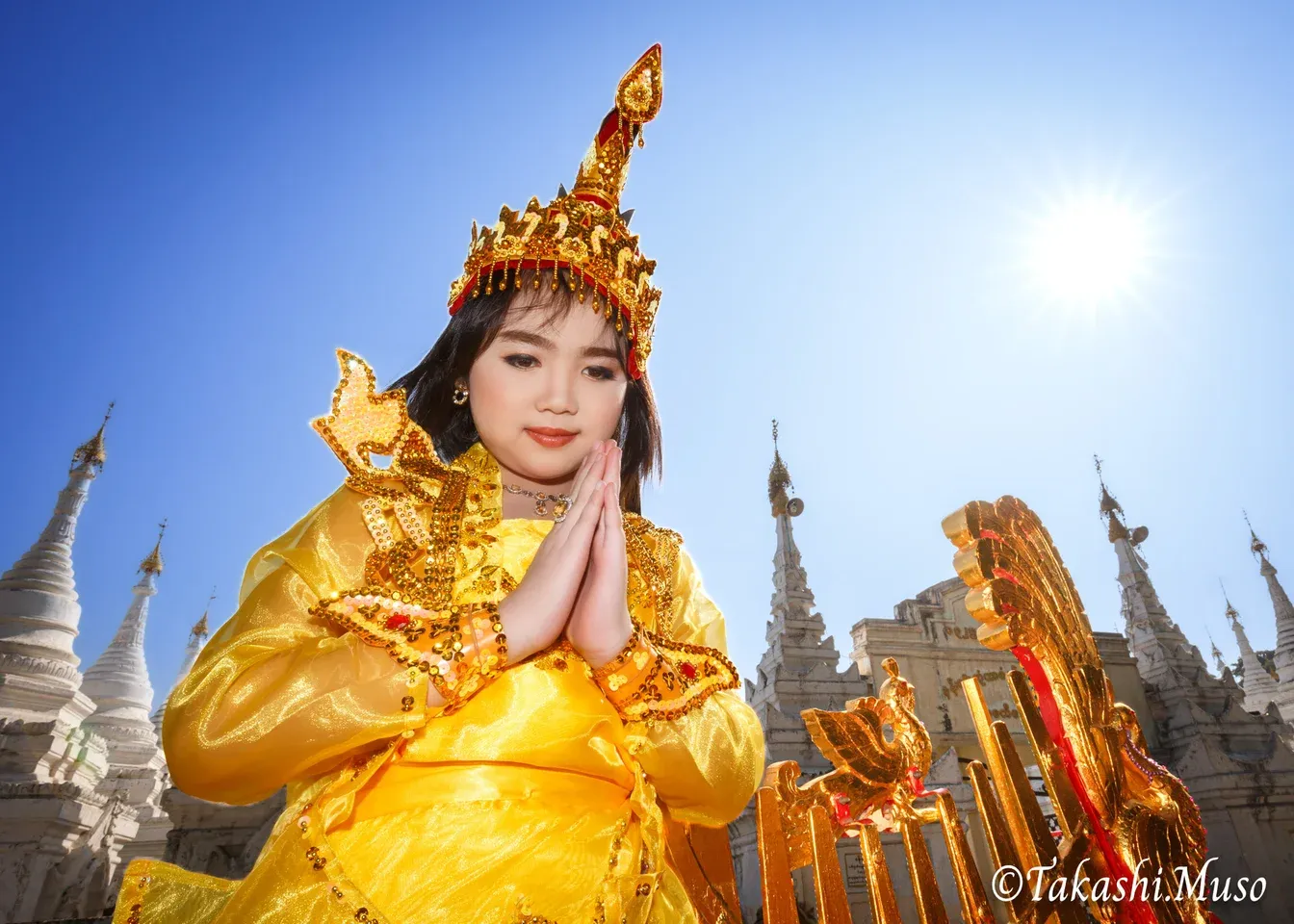 ミャンマー地震 少女たちの祈る写真で平和や復興を伝えたい「ほとけの
