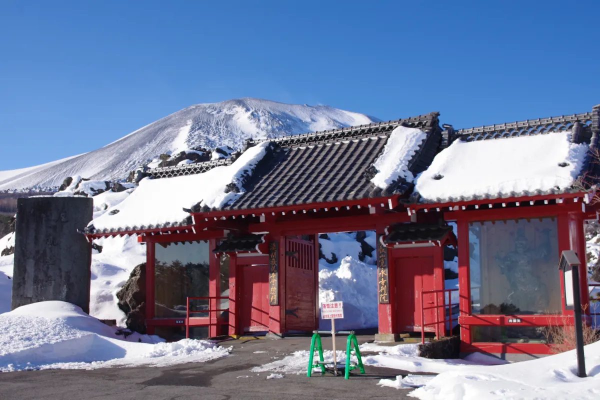 鬼押出し園】標高1,300m超の舞台から「鬼は味方」のダイナミックな豆まき