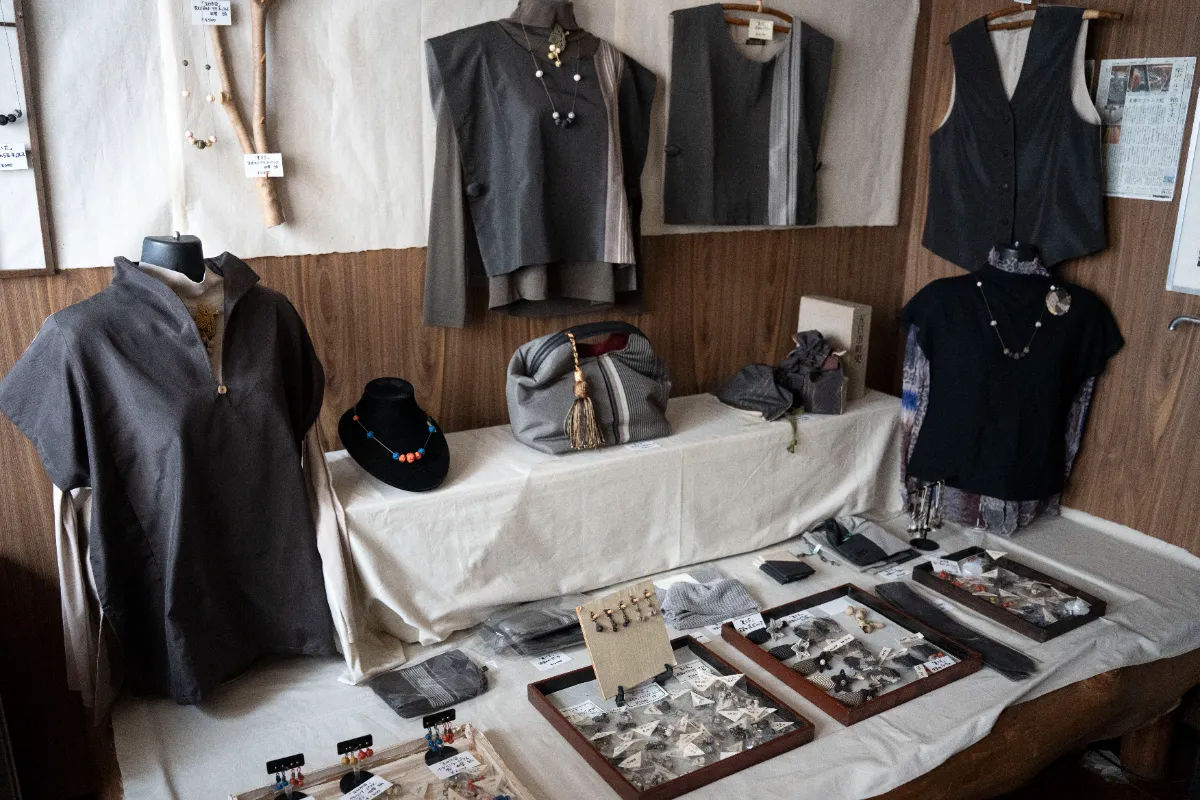 五日市に伝わる幻の絹織物「黒八丈」復活物語/糸工房「森」