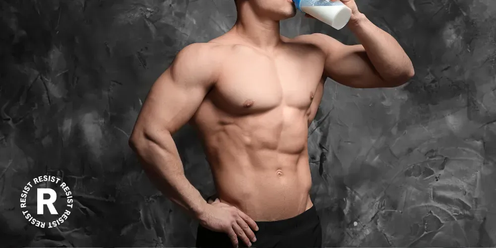 プロテインを飲む男性の画像