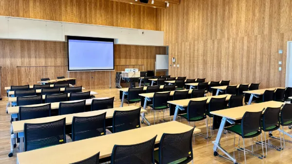 写真:セミナー会場を参加者席広報から見たところ