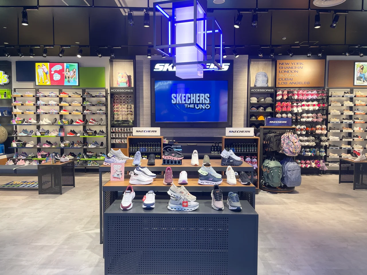 テレビCMの話題のスケッチャーズとは何者？なぜ急成長しているのか。