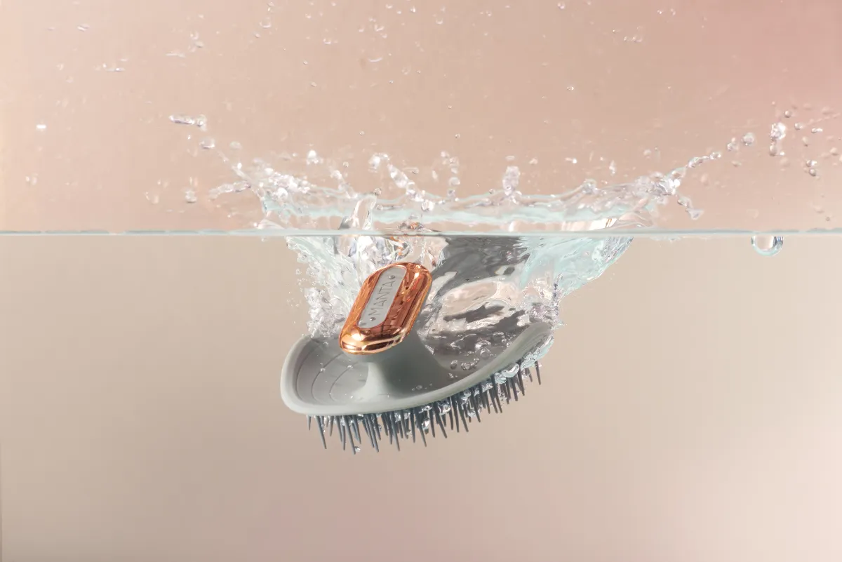 英国女王賞受賞のウェルネスヘアケアブラシ「MANTA(マンタ)」から 電動