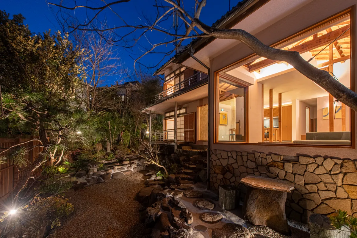 古民家を耐震補強リノベーションした宿泊施設「和モダン一棟貸切宿-東