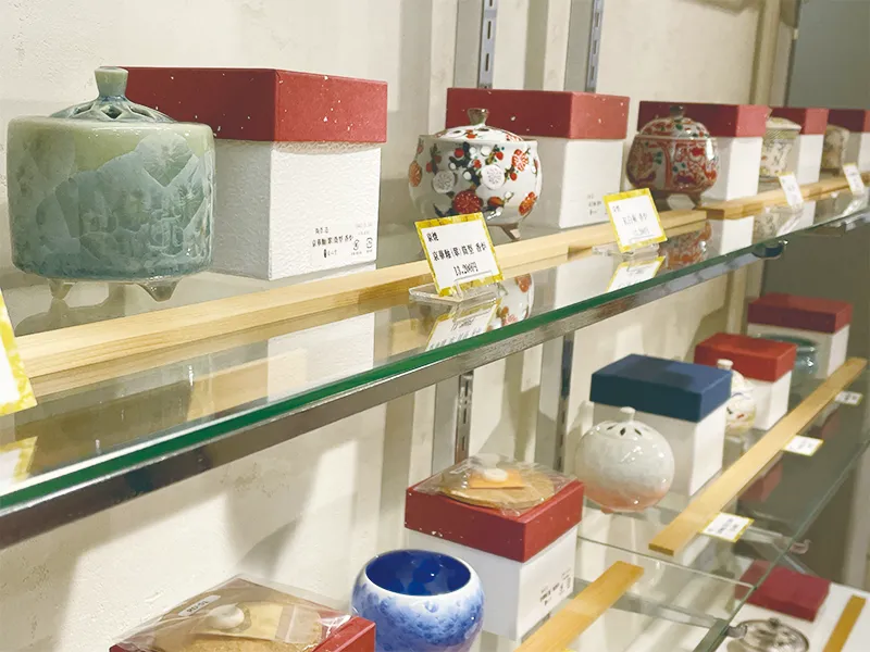 香源 上野店】～2025/5/6更新～店舗2階に京焼・清水焼の香炉を展示して