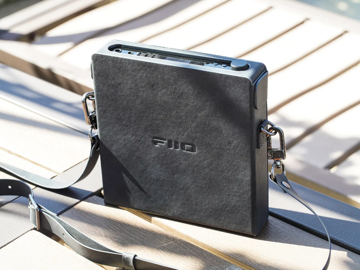 FIIO DM15 R2R DAC青歯送信機能CD再生機 専用純正ケースセット 独自開発のR2R DACサウンドを。CD、USB DAC、Bluetooth送信を全部