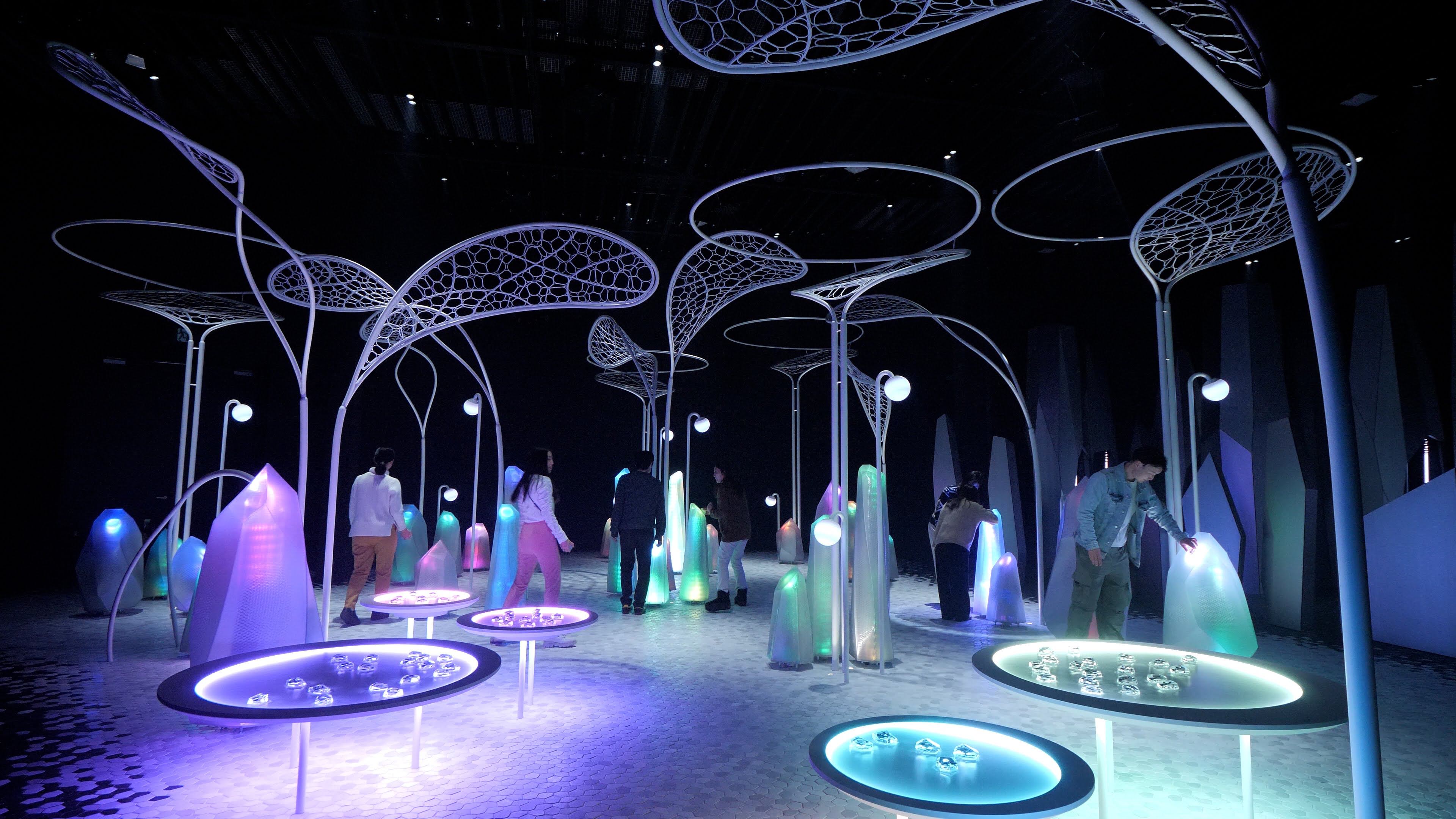 Expo 2025 「ノモの国」クリスタル置物 非売品】万博 ノモの国 結晶 クリスタル ノモの国」ピンバッジ