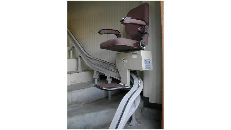 技術力で介護を支える！大同工業株式会社の「いす式階段昇降機」とは