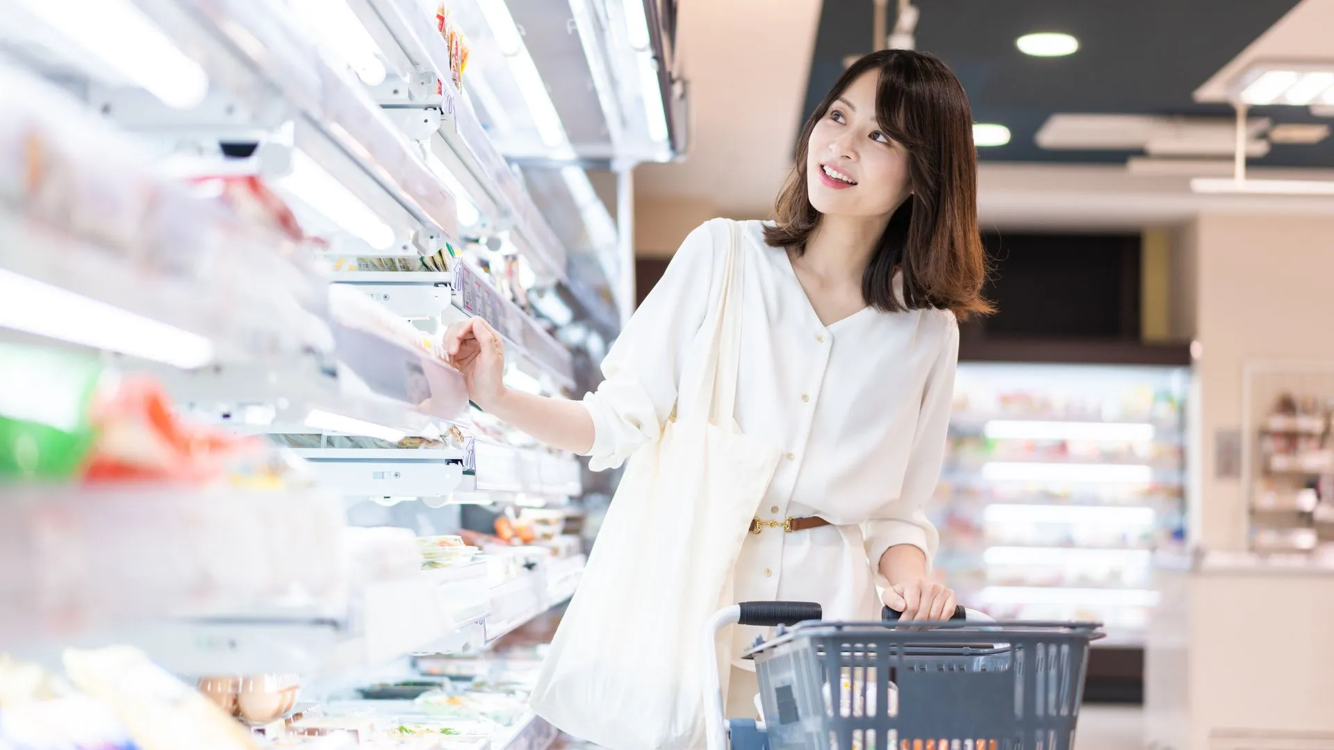 スーパーマーケットで買い物をする女性、小売業のイメージ