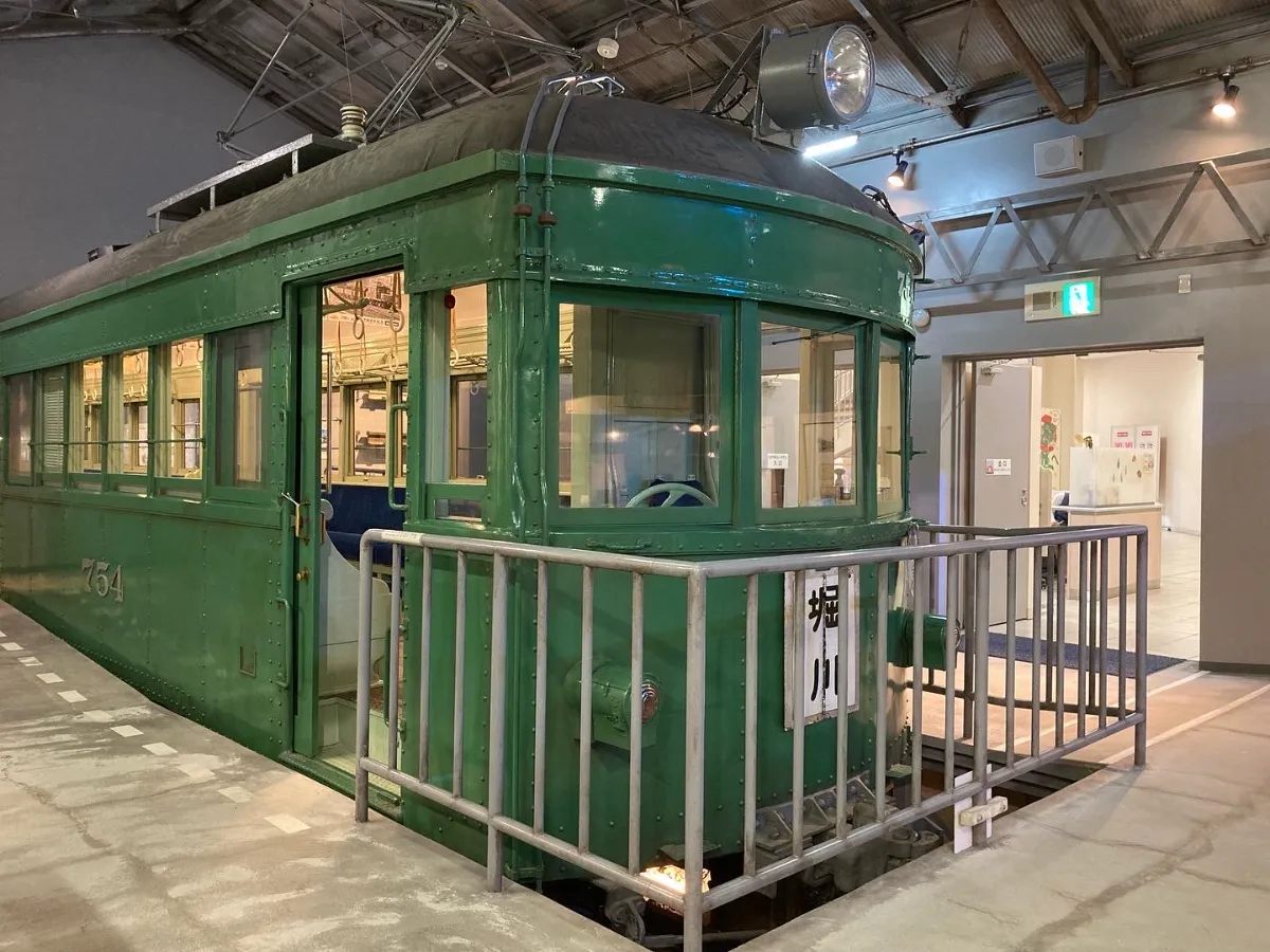 明治38（1905）年から続く“せとでん”。名古屋城のお堀を走ってい