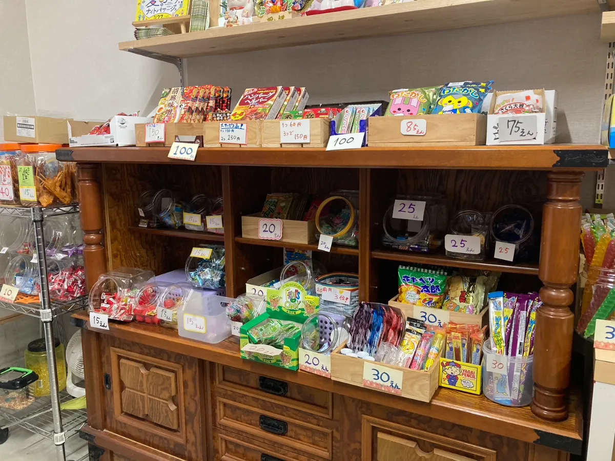 鉄板のある駄菓子屋と子どもたち｜ ほやほや｜愛知県瀬戸市の