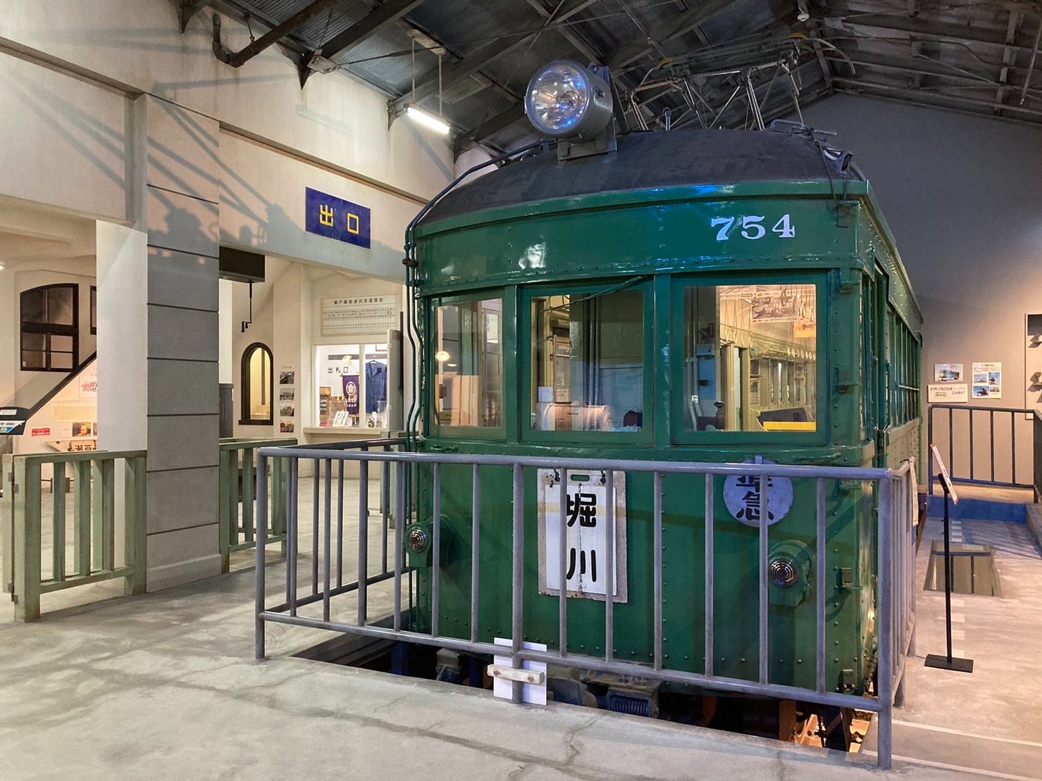 明治38（1905）年から続く“せとでん”。名古屋城のお堀を走ってい