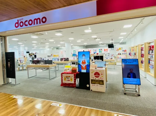 ドコモショップで『AVACOM』を活用したアバター接客を導入。 1名で複数店舗を対応することで業務効率化を実現！