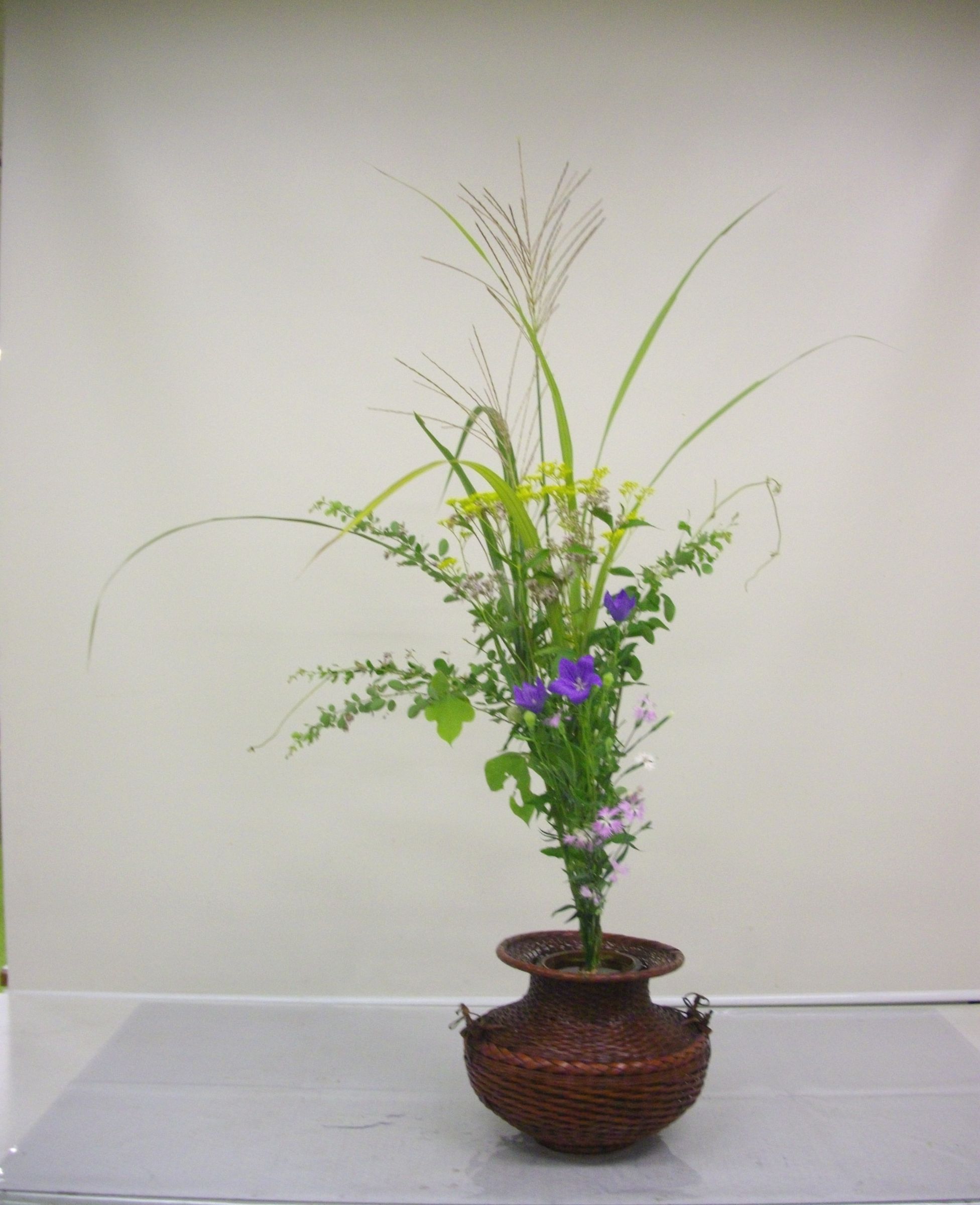 a684 変形　赤朱色　パイプ　四方　華道　自由花　生花　池坊 生花変化形交ぜ生・・七夕七種 | 生け花作品ギャラリー OkoGaUFy
