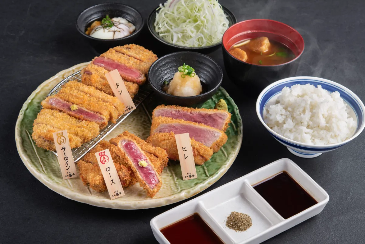 小物 katsu Japanese convenience store's new chicken katsu sandwich