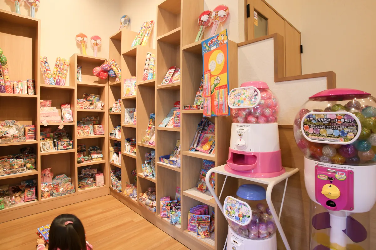 NEXT店おもちゃコーナーと子供の画像