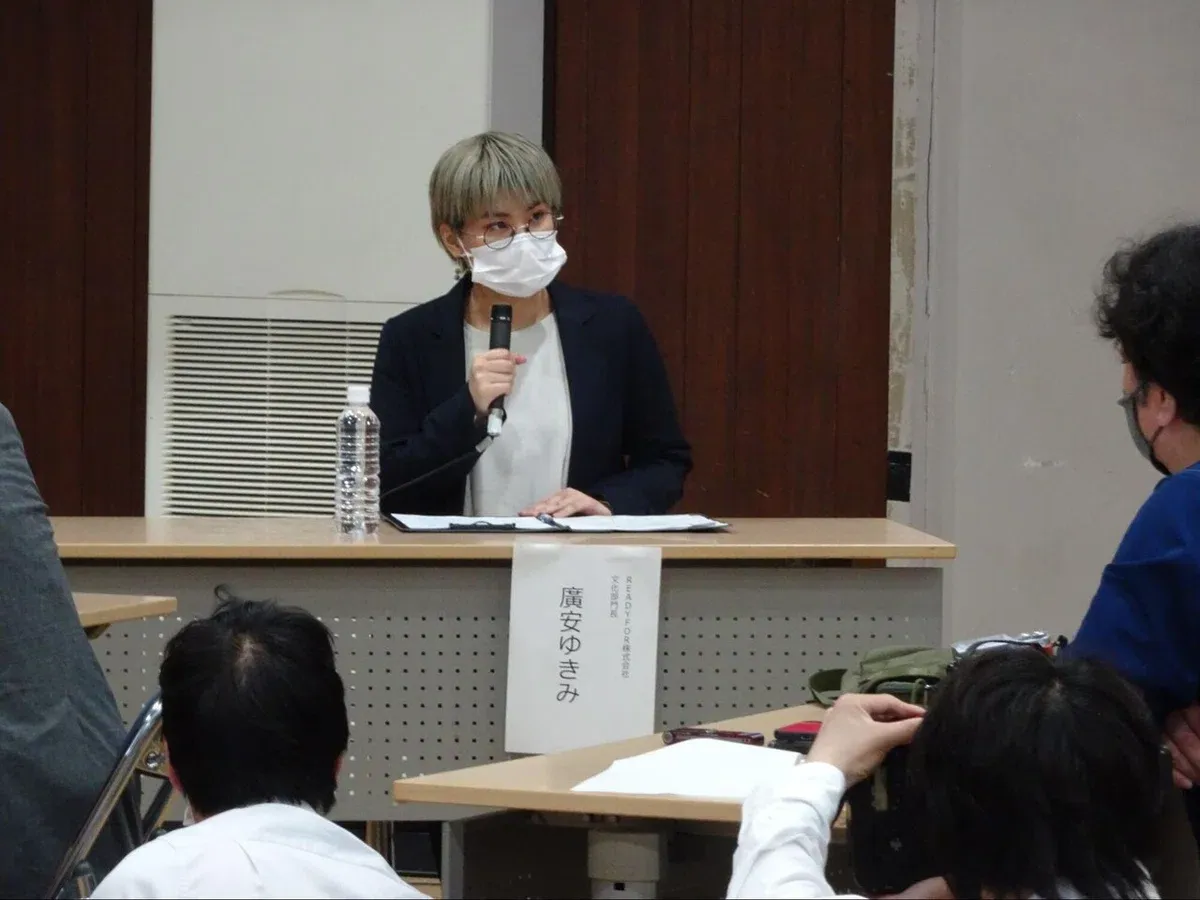 （キュレーターの廣安ゆきみ。記者会見にて）