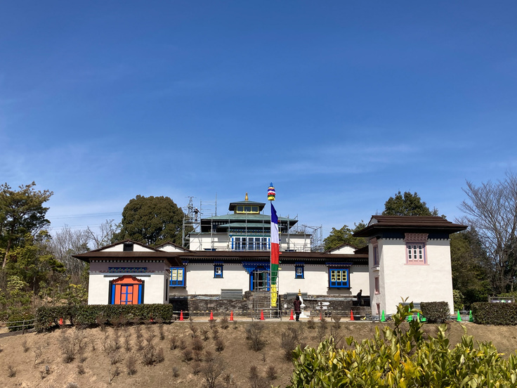 (修復工事終了間近、祈祷旗の交換作業を終えたネパール仏教寺院)