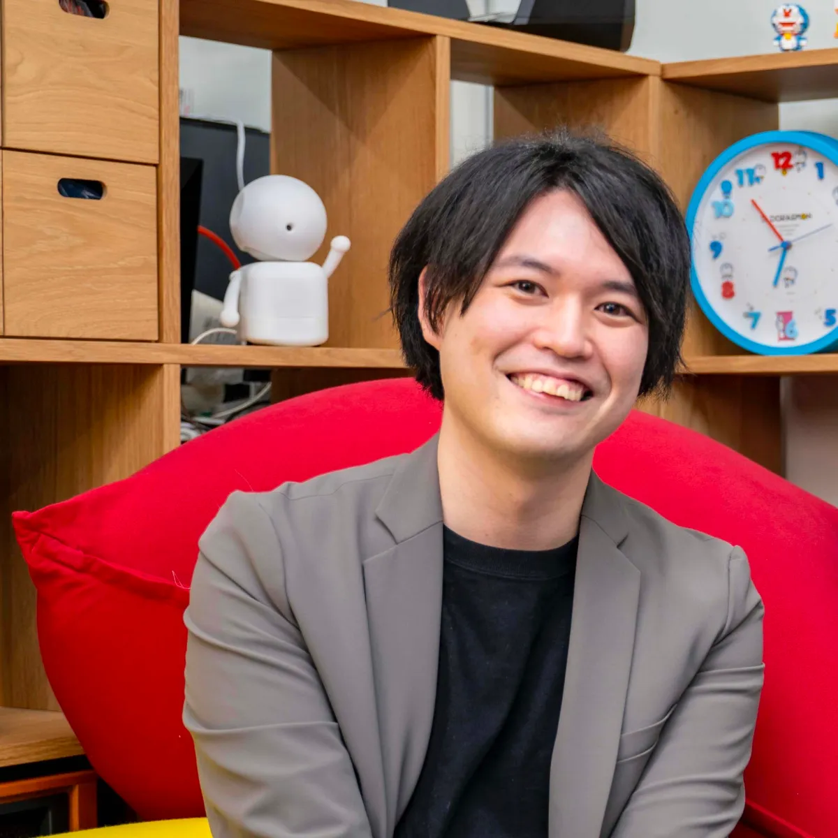 サイエンスコミュニケーターで『Neu World』プロデューサーの宮田龍氏の笑顔の写真。