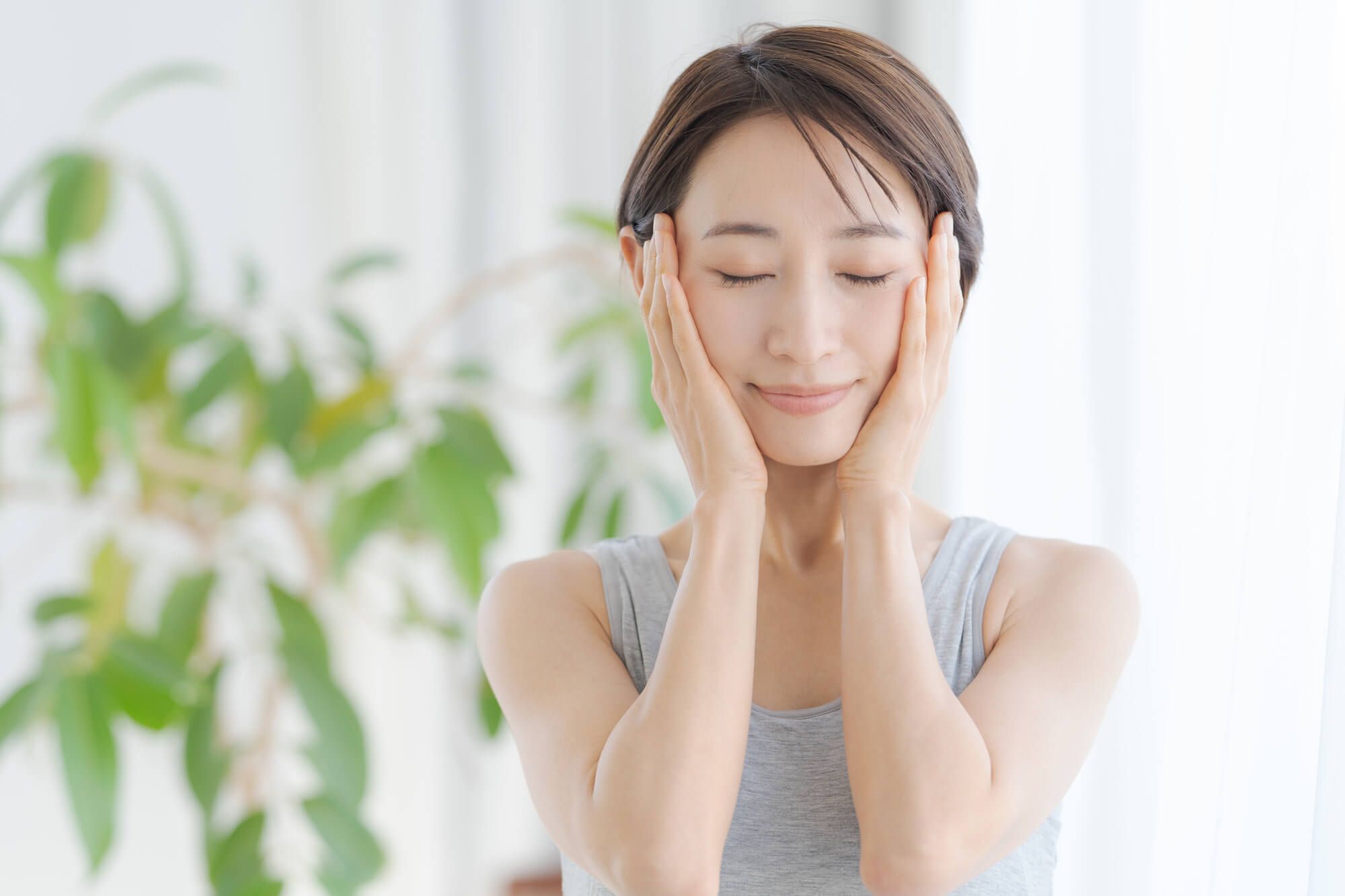眉間のシワをなくしたい！くっきりと刻まれたシワの原因と治す