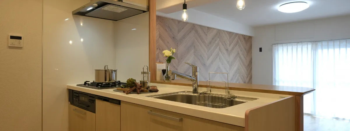 ペンダントライトのあるキッチン