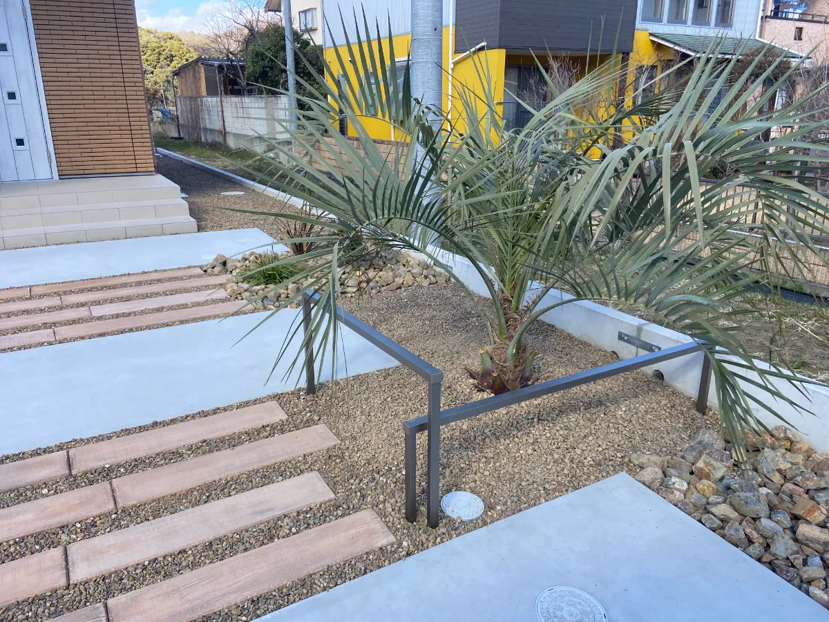 ヤシの木が映えるドライガーデン T 様邸