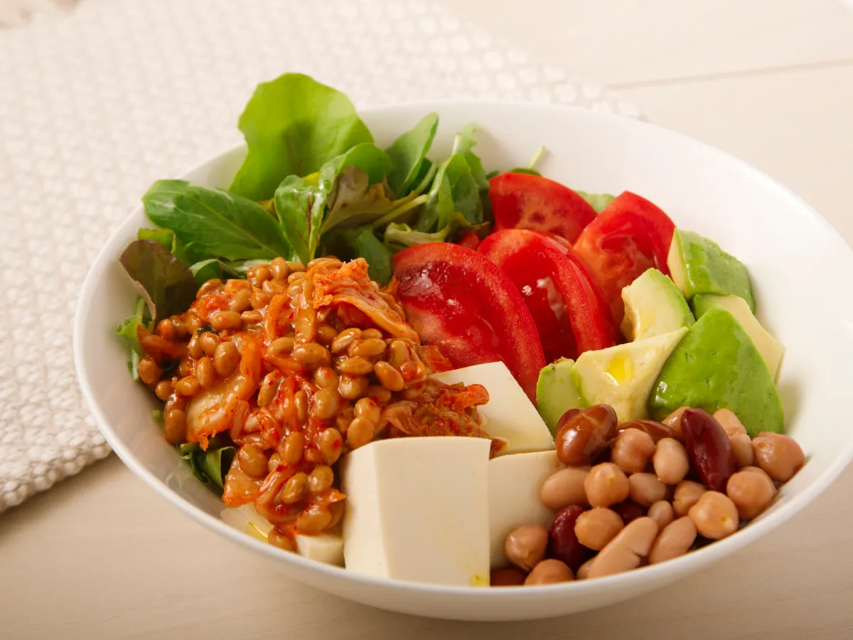 キムチ納豆のサラダボウル