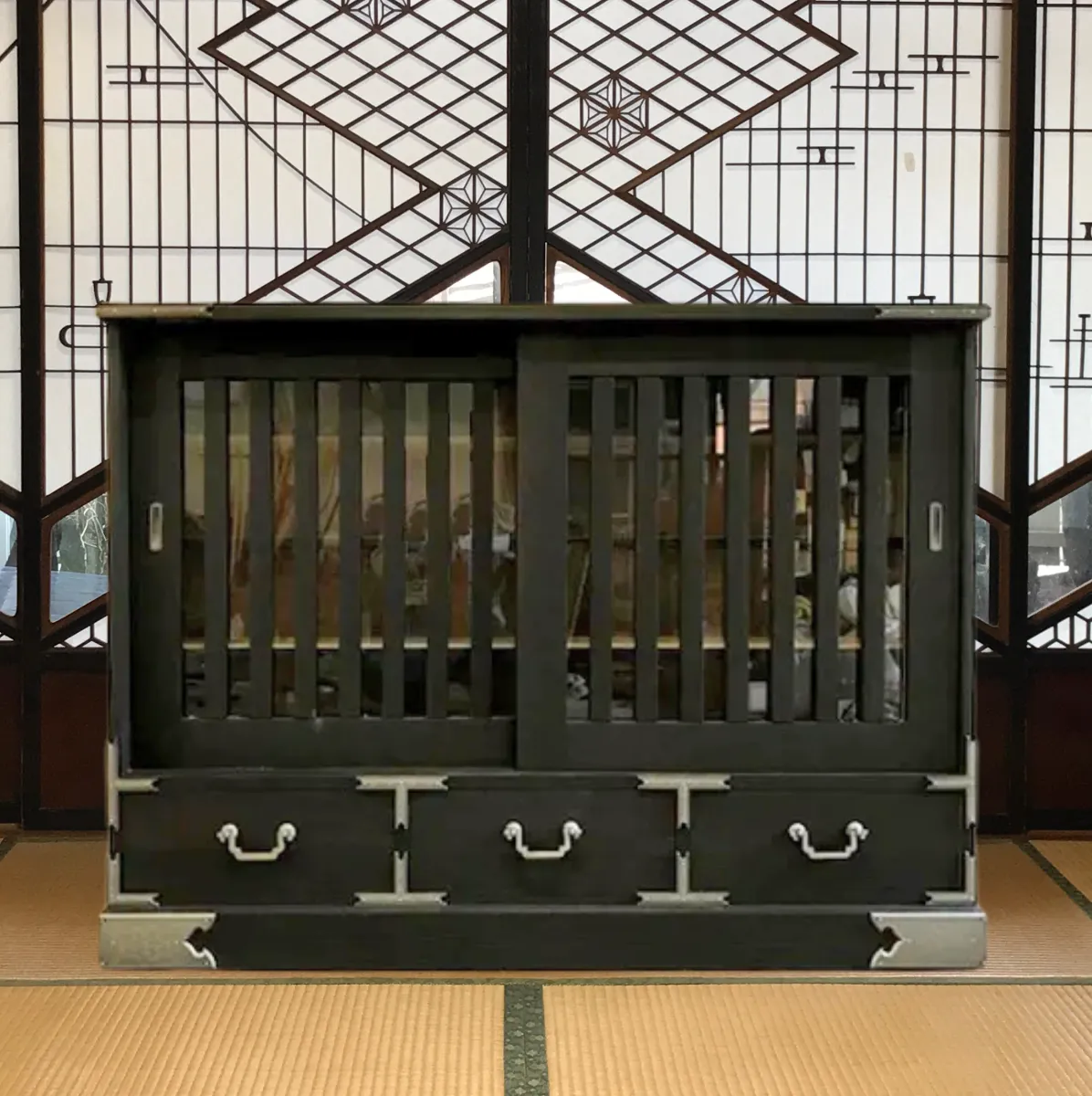 水屋箪笥～お洒落で、希少で粋な時代物の水屋箪笥です。 水屋箪笥 甲-KOU- ｜鈴木石太郎タンス店【公式】｜新潟県加茂市