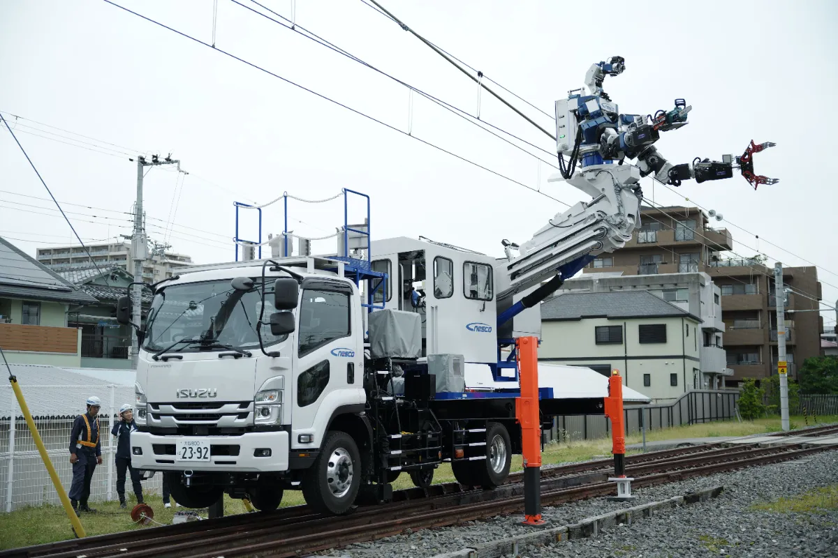 京都鉄道博物館にて汎用人型重機「零式人機 ver.2.0」と「多機能 京都鉄道博物館にて汎用人型重機「零式人機 ver.2.0」と「多機能