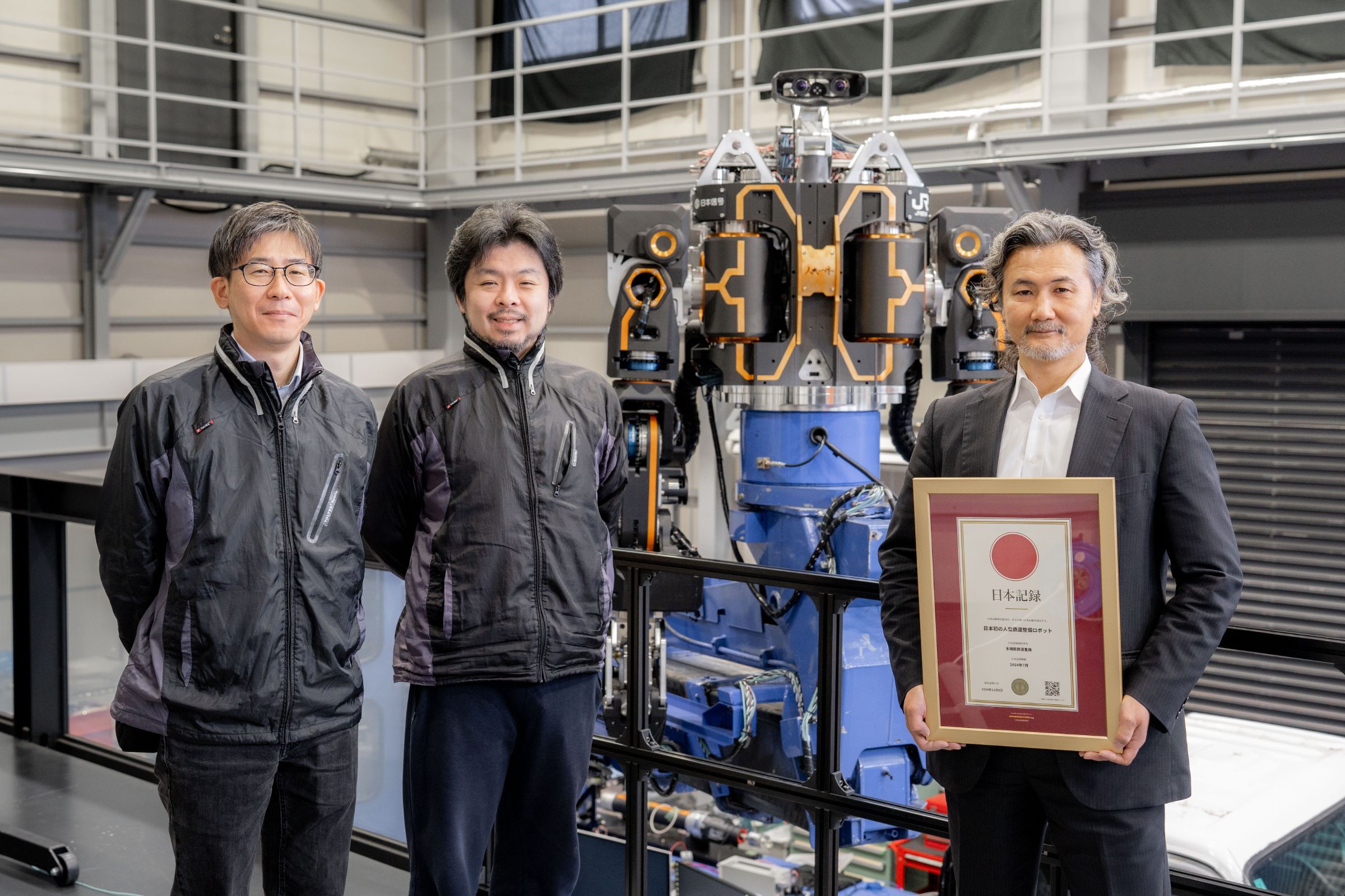 多機能鉄道重機』が「日本初の人型鉄道整備ロボット」として日本