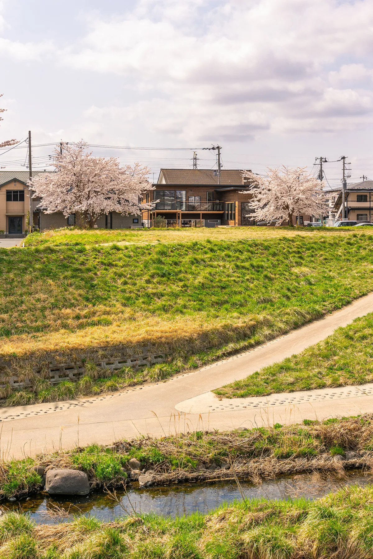 川桜を臨むガレージハウス