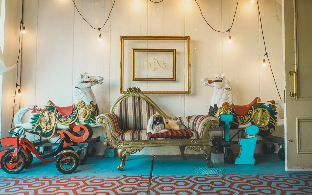 誰もが知る名作ホラー映画「シャイニング」をモチーフにしたカフェが