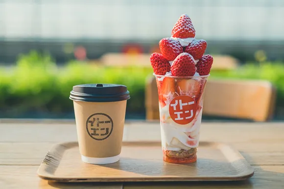超人気イチゴパフェ！今ならぽかぽかビニールハウス内でワンコと一緒に