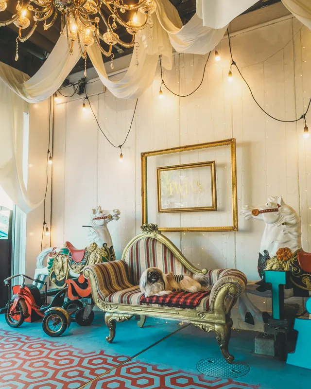 誰もが知る名作ホラー映画「シャイニング」をモチーフにしたカフェが