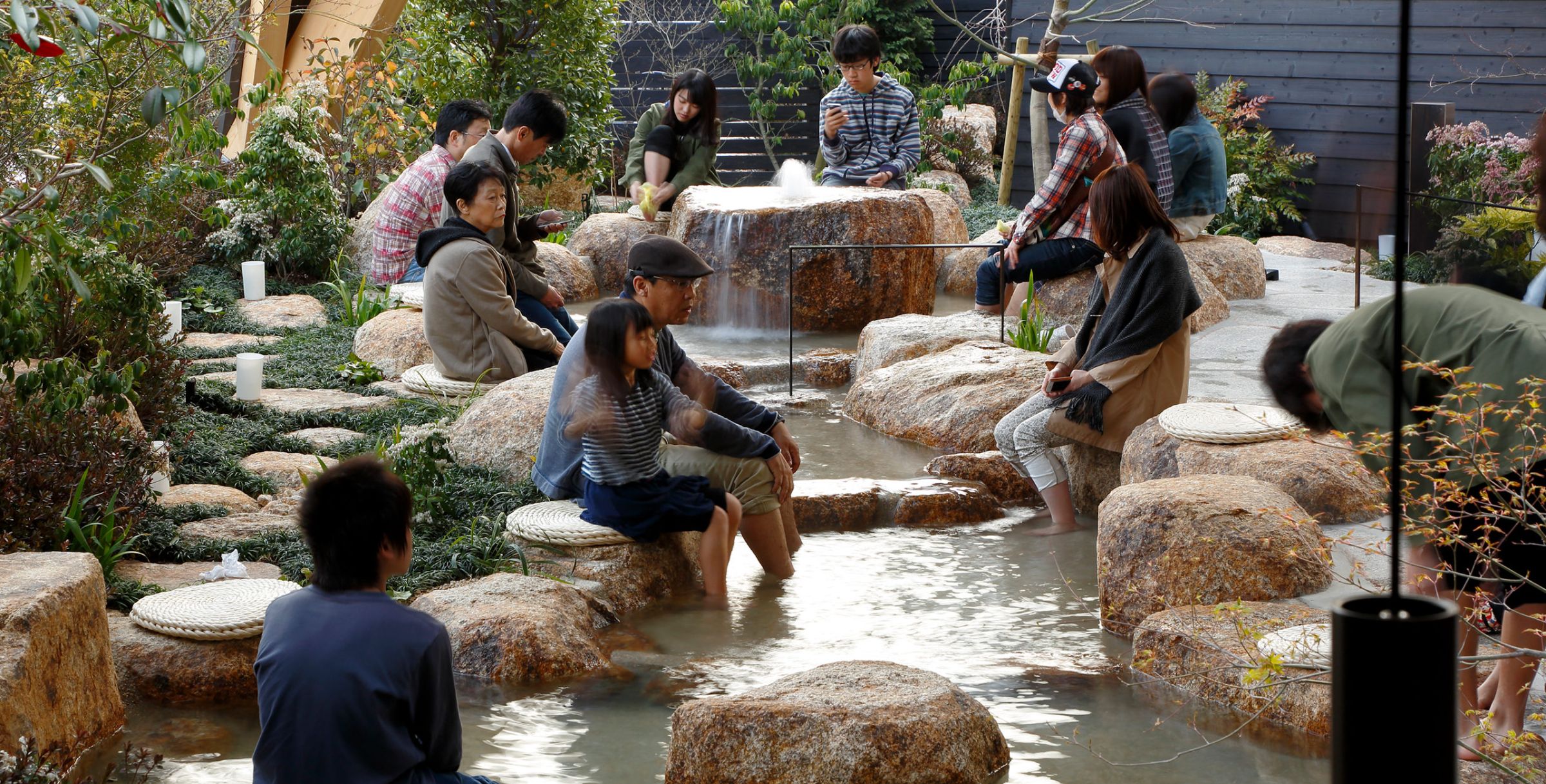 Yudaonsen Public Visitor Center 'Kitsune No Ashiato' / 湯田