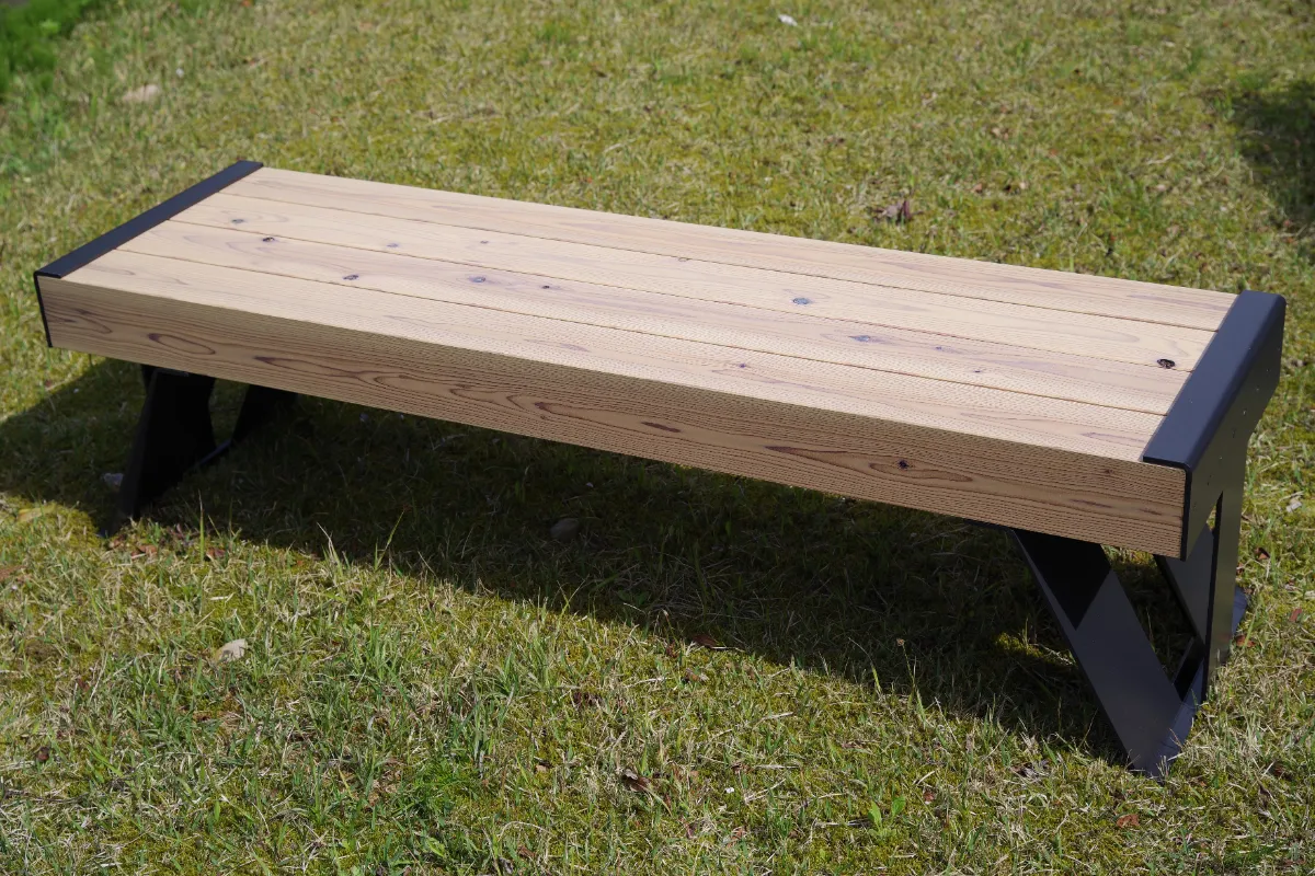 愛知県間伐スギの角材ベンチ｜施設用の屋外ファニチャー