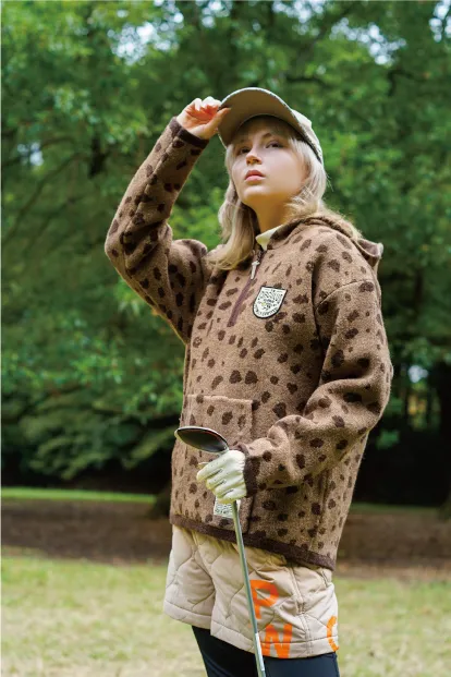 この冬、【スノーレオパード柄】を纏ったゴルフスタイルで差をつける