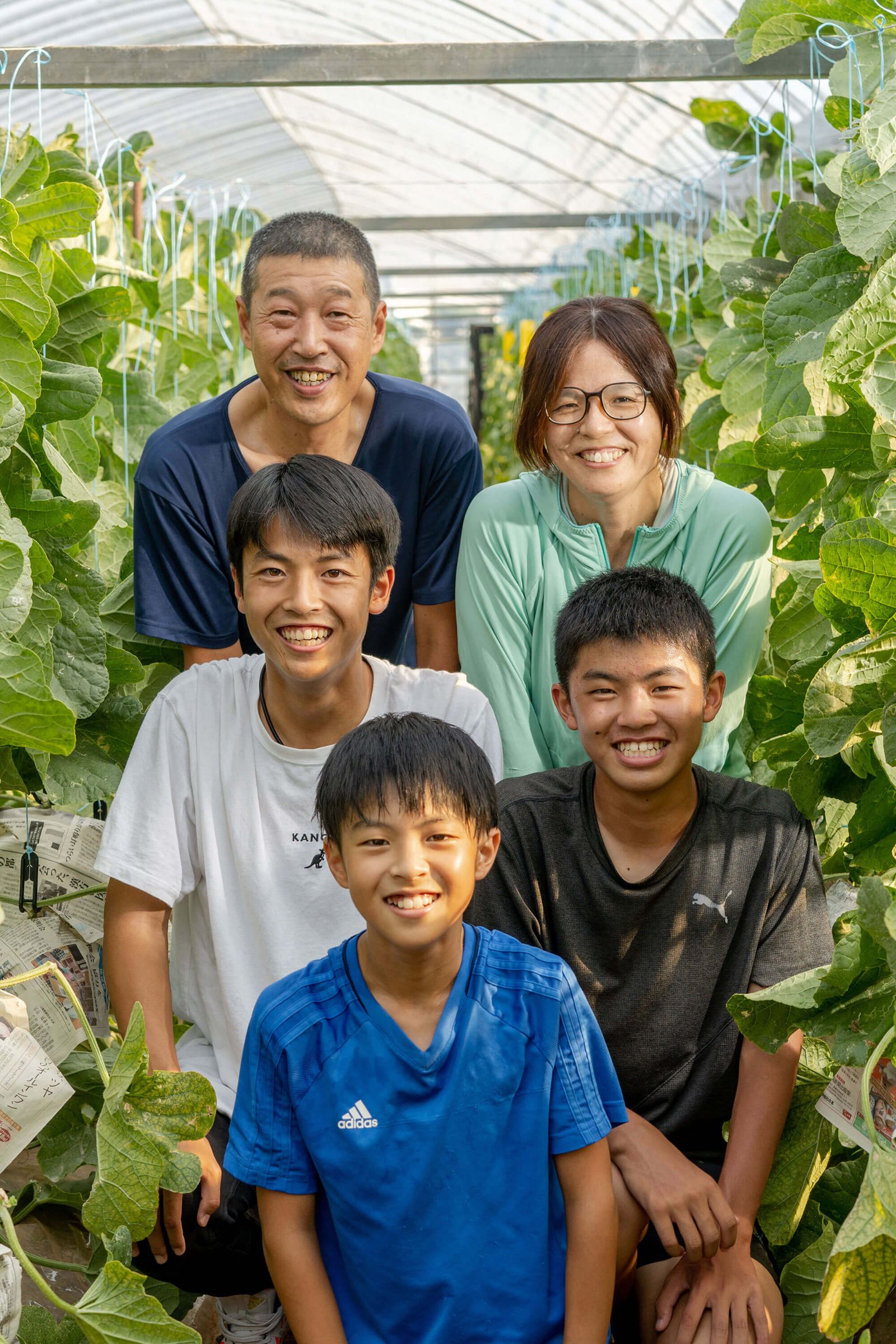 辻さんのハウスにて。奥さんと3人の子どもたちと