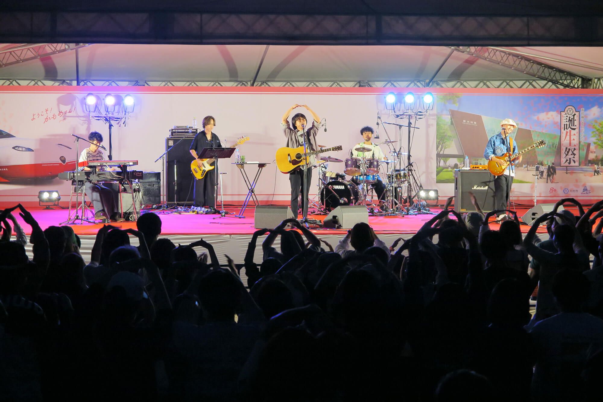 メジャーデビュー10周年のwacci(写真)や、長崎市生まれのシンガーソングライターHaiRiのライブも