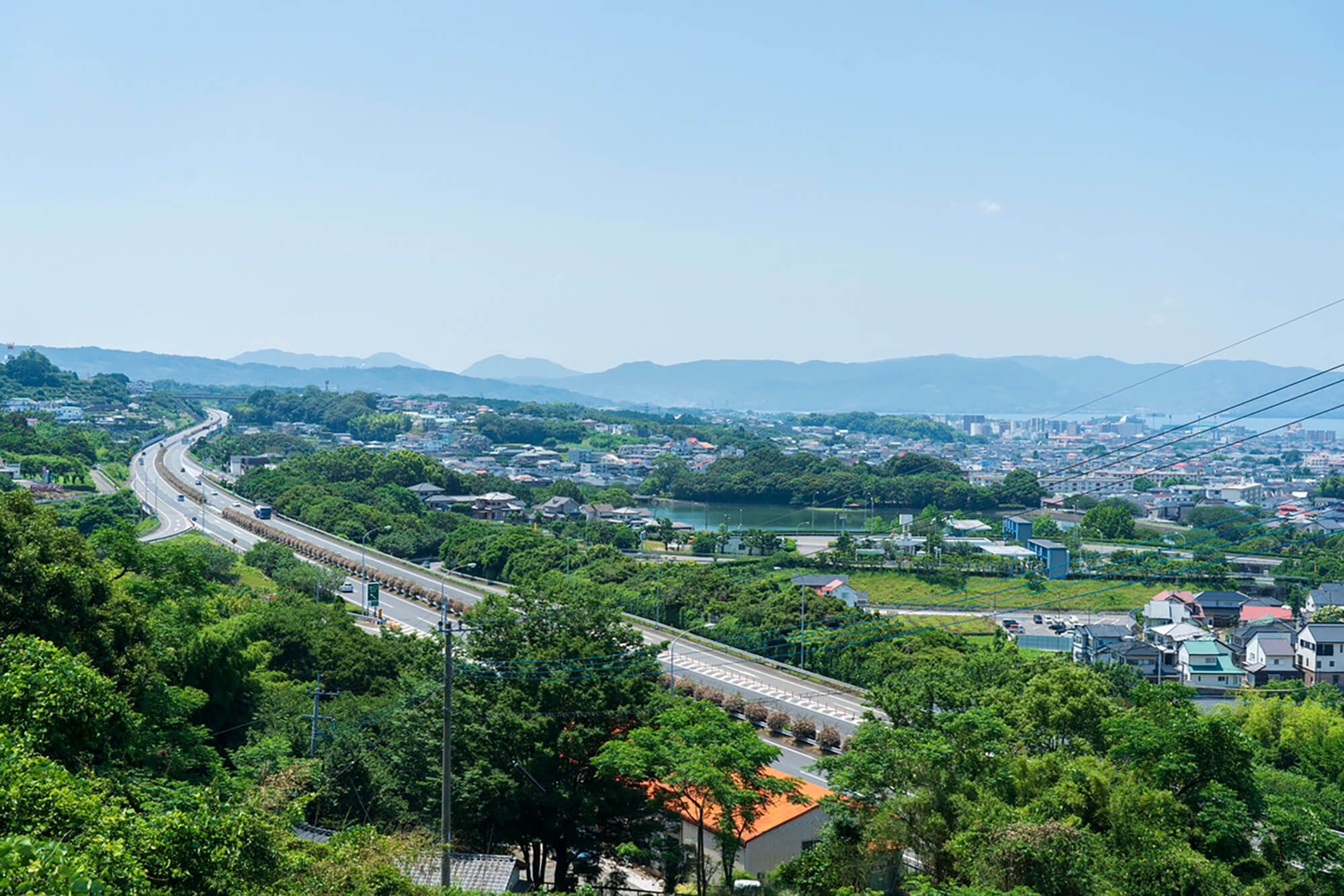 長崎自動車道・大村インターチェンジからの風景。市街地、海、山がコンパクトに集まる