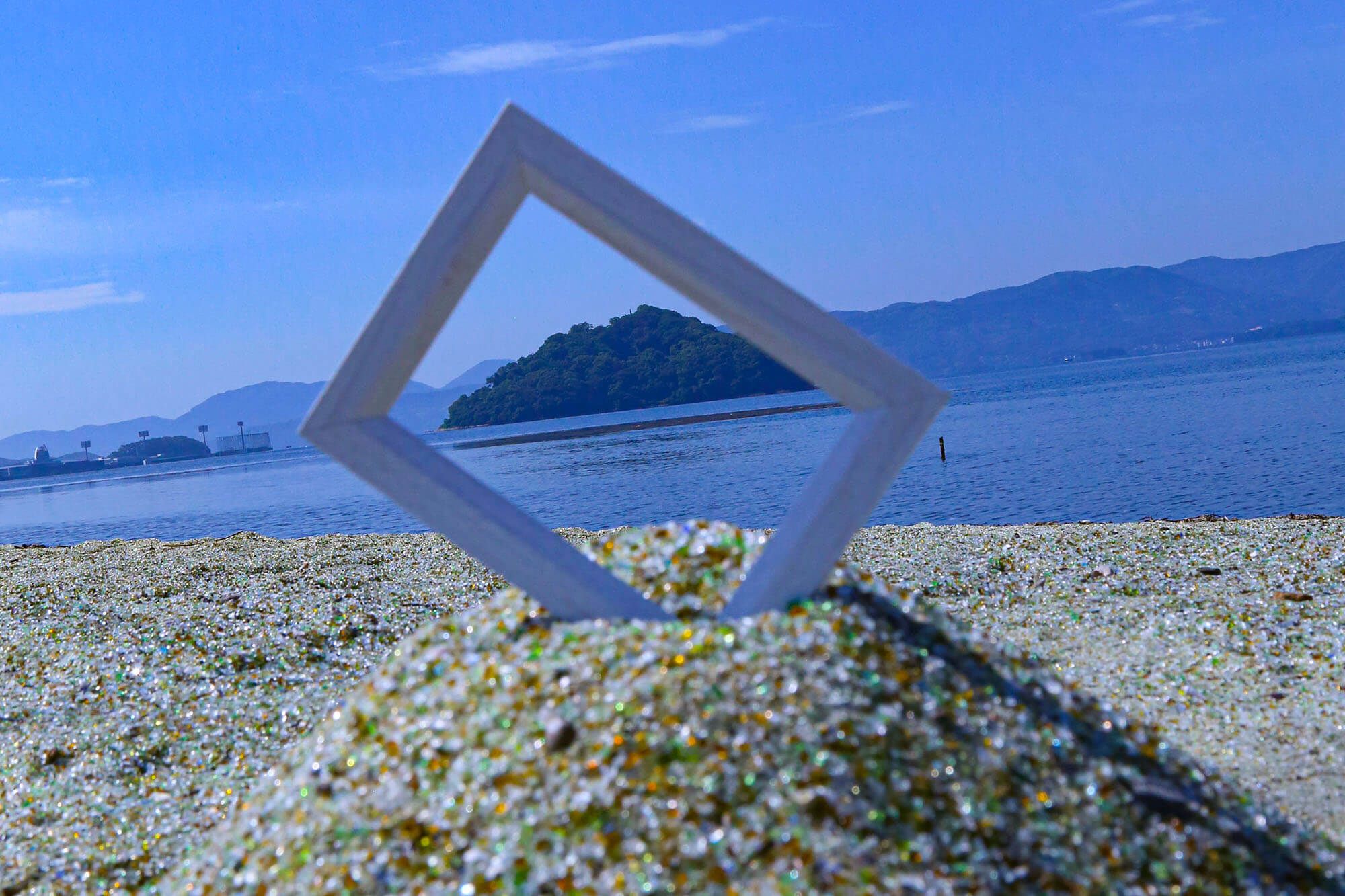 廃ガラス再生砂を用いて造成した「ガラスの砂浜」。インスタ映えスポットとして人気